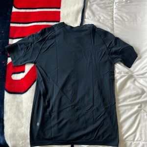 Lululemon mens metal vent tech tee in navy blue. Size small.